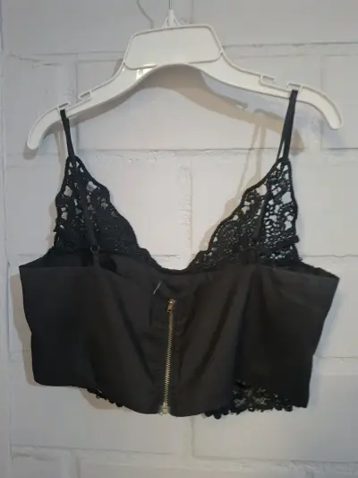 Top de encaje negro con tirantes - miniatura 2