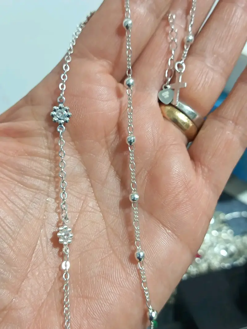 Pulsera de plata con dijes y cadena fina