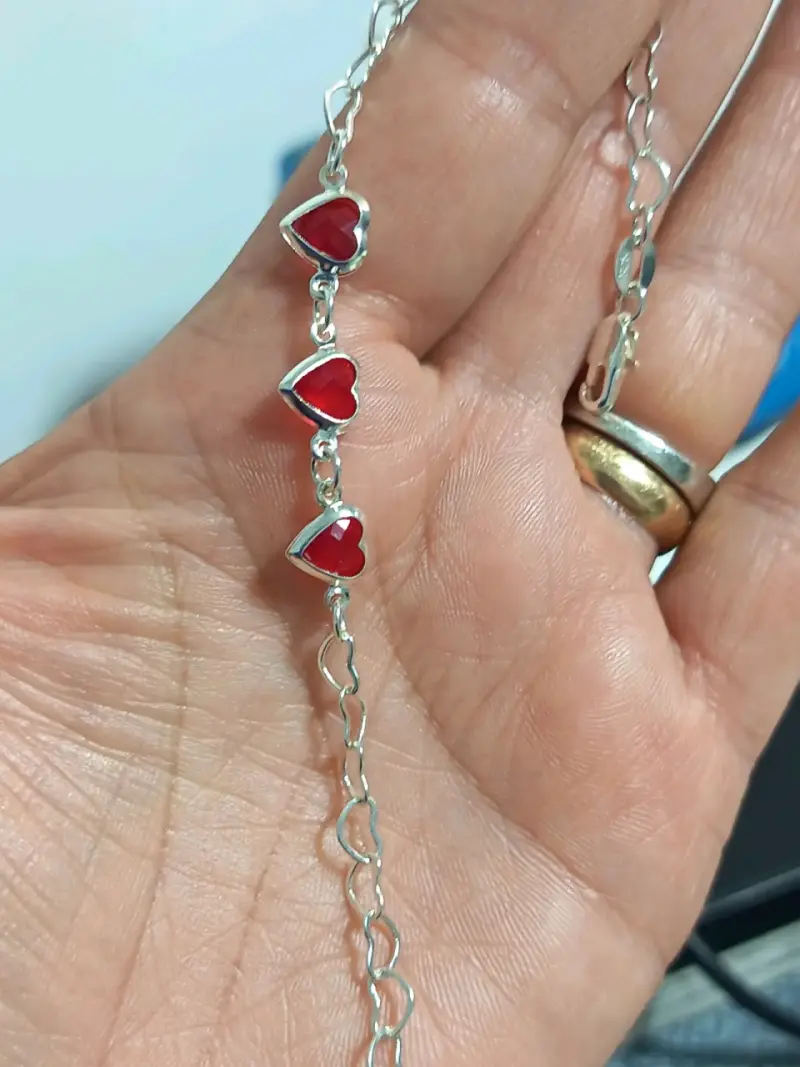 Pulsera de plata con corazones rojos