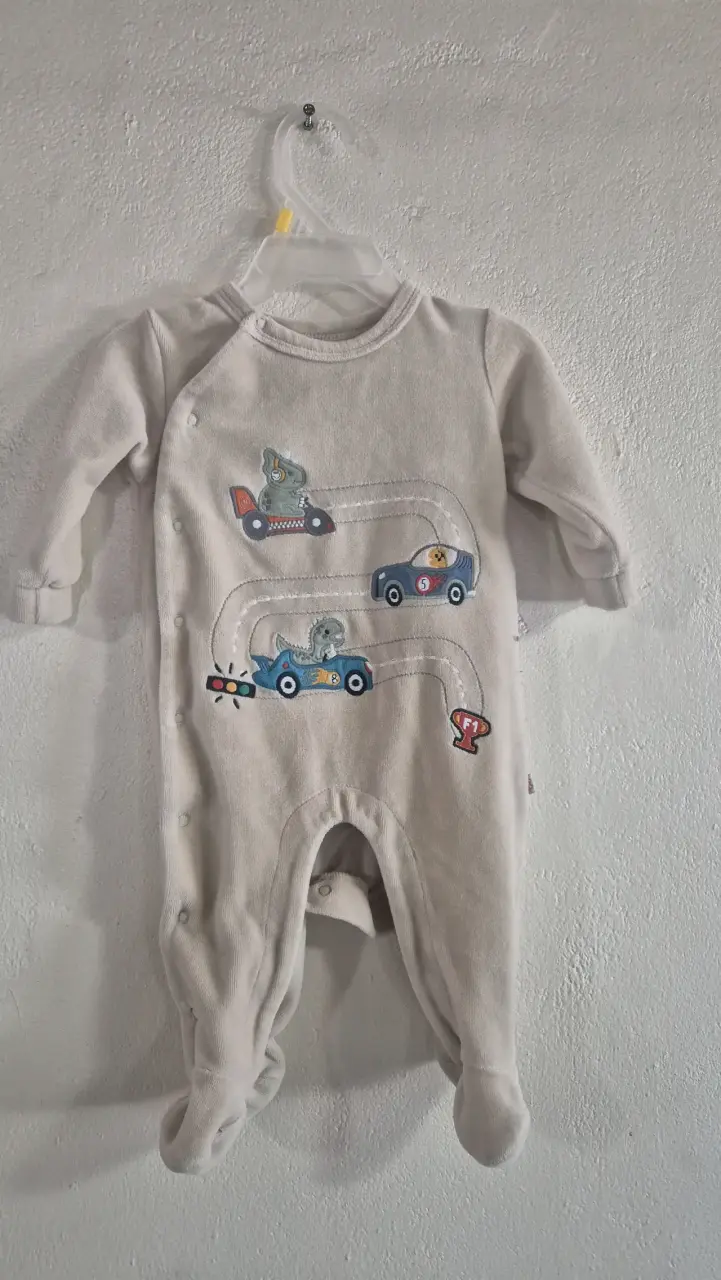 Enterito de bebé con diseño de autos