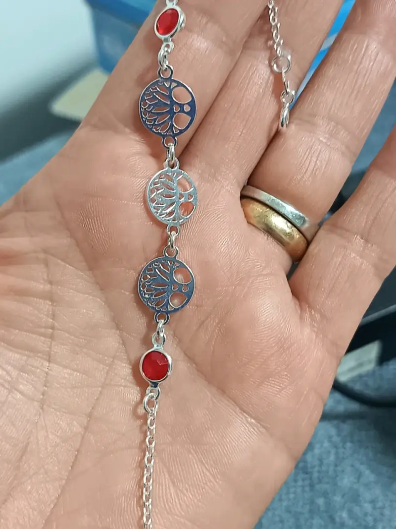Pulsera de plata con diseño de árbol de la vida y piedras rojas