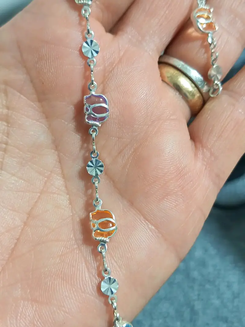 Pulsera de plata con detalles coloridos