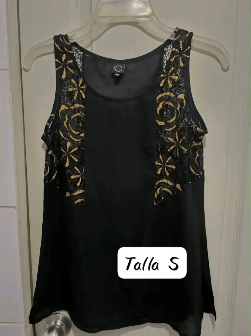 Blusa negra con encaje floral talla S