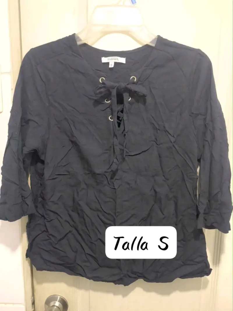 Blusa negra con cordones talla S