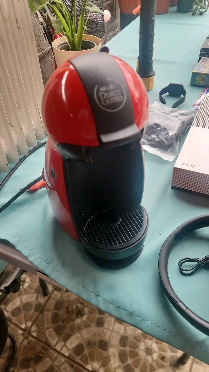 Cafetera Dolce Gusto Roja Compacta - 1