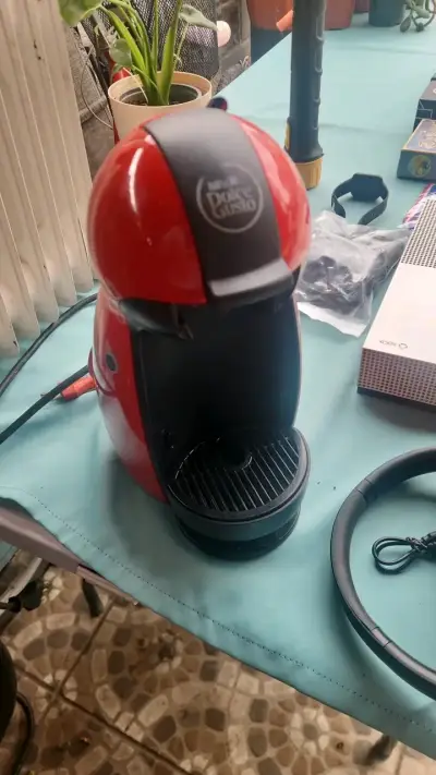 Cafetera Dolce Gusto Roja Compacta - miniatura 1