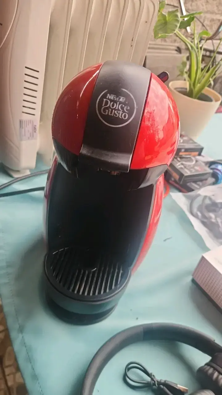 Cafetera Dolce Gusto Roja Compacta - 3