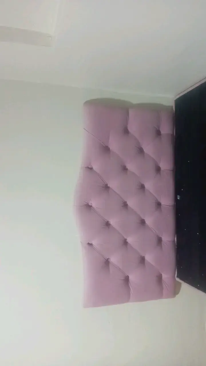 Cama individual con cabecera rosada - 2