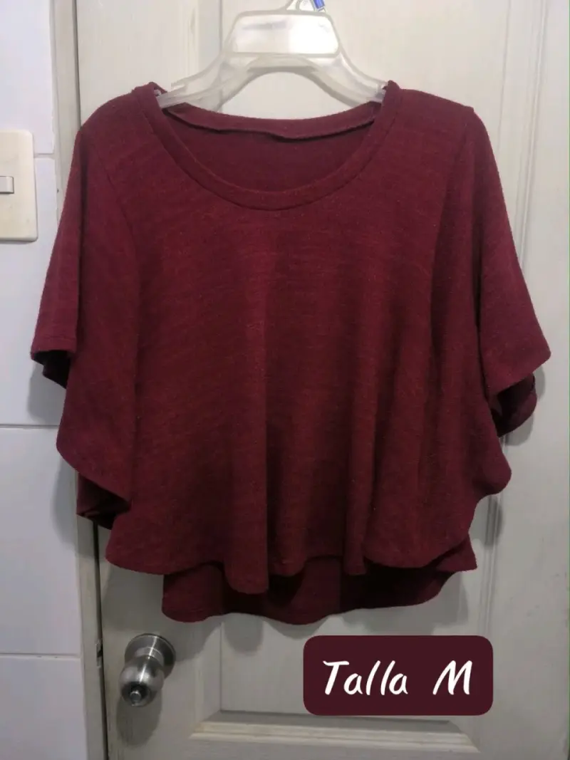 Polera suelta color burdeos talla M
