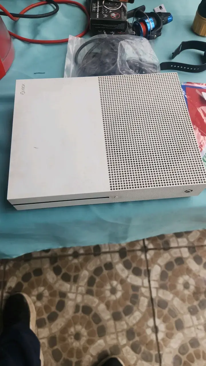 Consola Xbox One S blanca en buen estado - 1