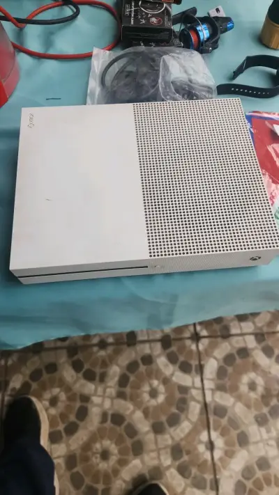 Consola Xbox One S blanca en buen estado - miniatura 1