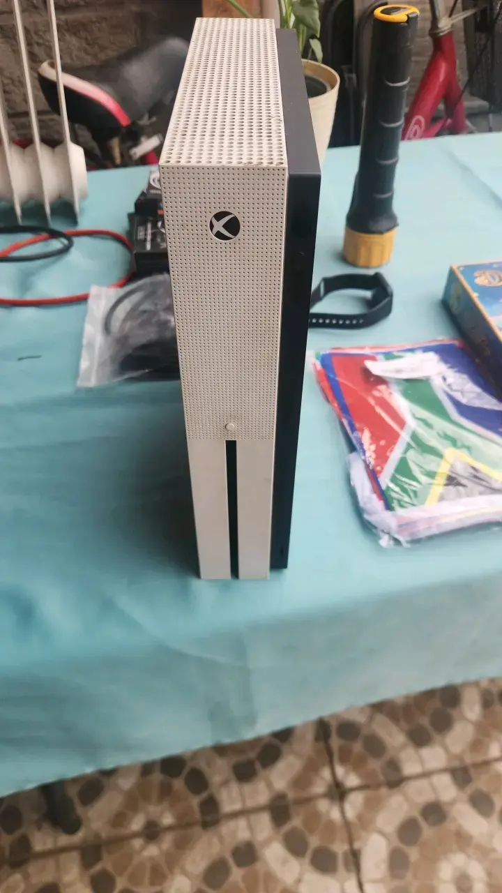 Consola Xbox One S blanca en buen estado - 2