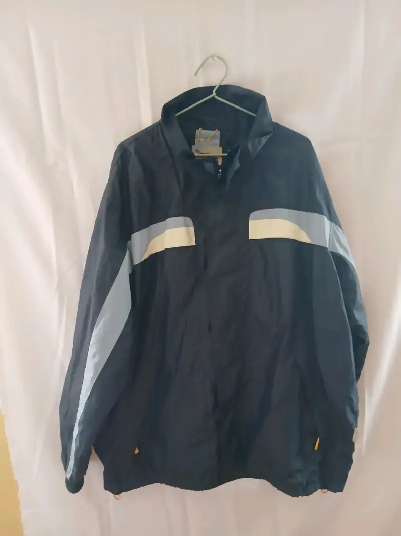 Chaqueta impermeable azul con capucha - 2
