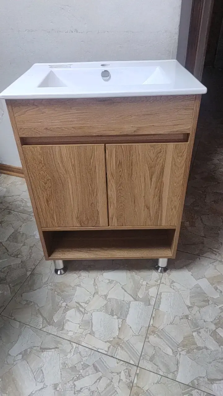 Vanitorio de baño con mueble de madera - 1