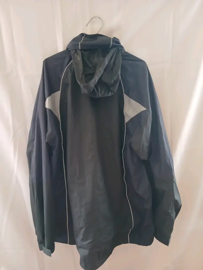Chaqueta impermeable con capucha para hombre - 1