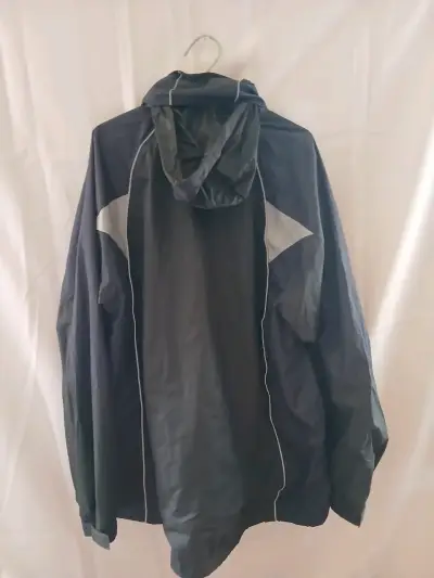 Chaqueta impermeable con capucha para hombre - miniatura 1