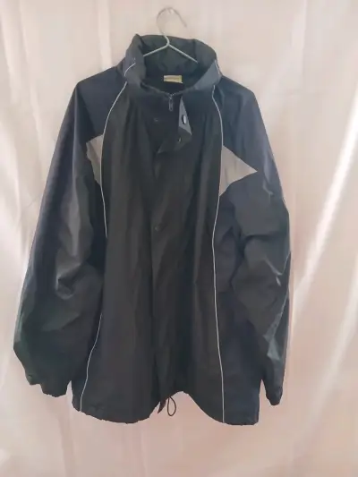 Chaqueta impermeable con capucha para hombre - miniatura 2