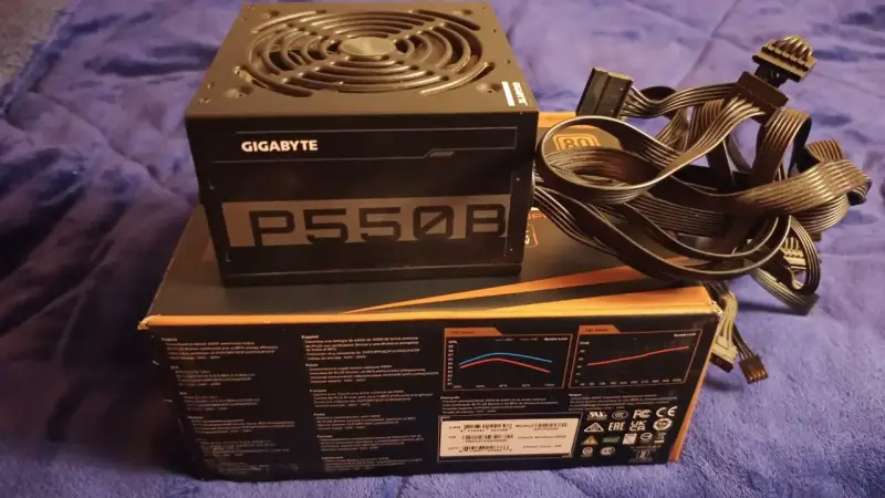 Fuente de Poder Gigabyte P550B 550W 80 Plus Bronze - 1