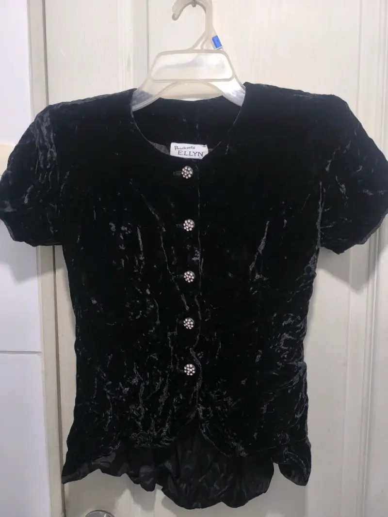 Blusa de terciopelo negro con botones decorativos