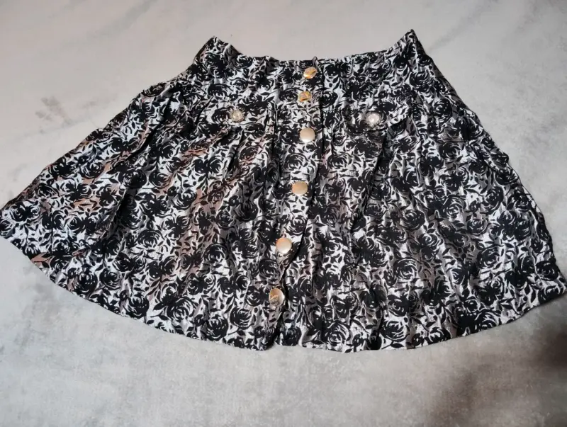 Falda corta con estampado floral y botones