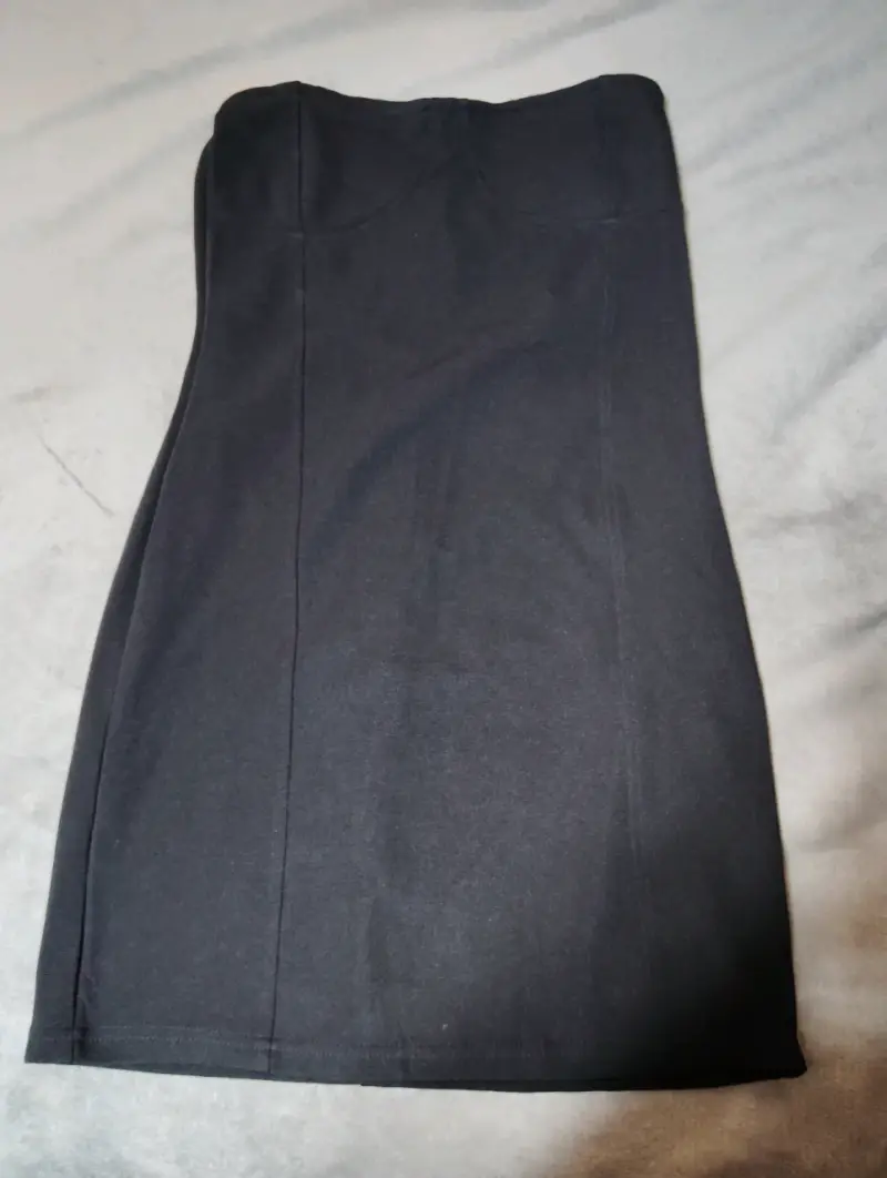 Vestido negro sin tirantes elegante