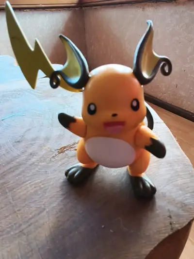 Figura de acción Raichu Pokémon - miniatura 2