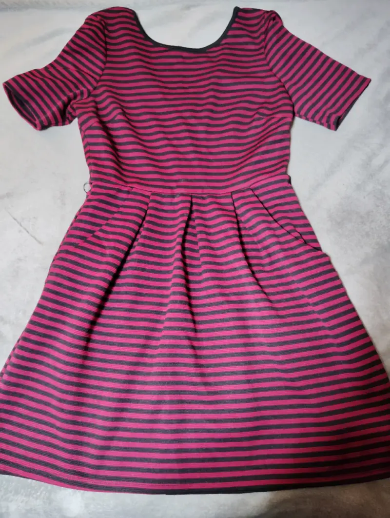 Vestido a rayas rojo y negro con cierre trasero