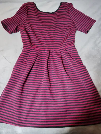 Vestido a rayas rojo y negro con cierre trasero - miniatura 1