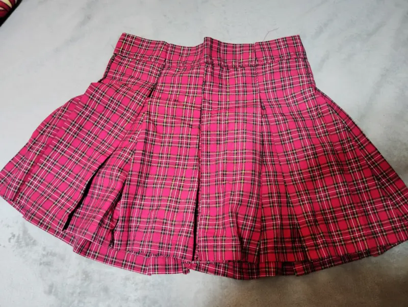 Falda escocesa plisada roja para mujer