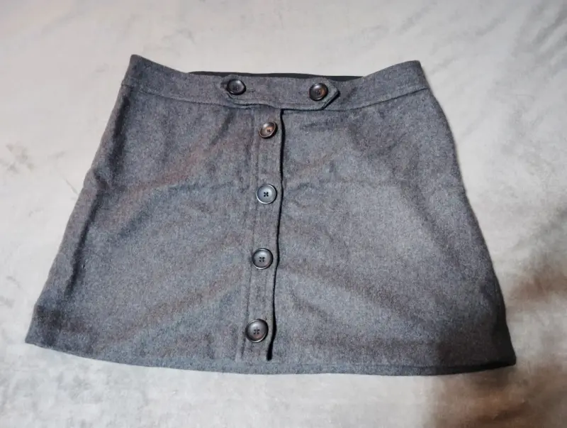 Falda corta gris con botones