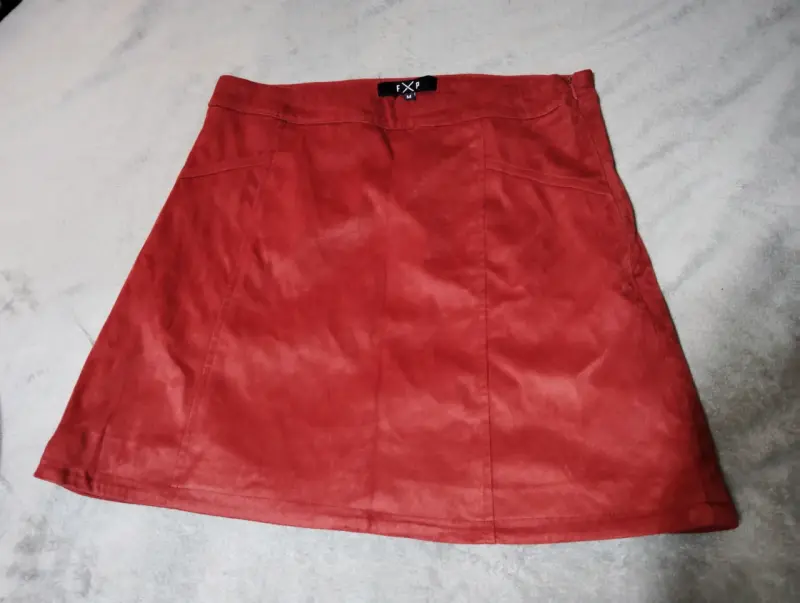 Falda corta roja de gamuza para mujer