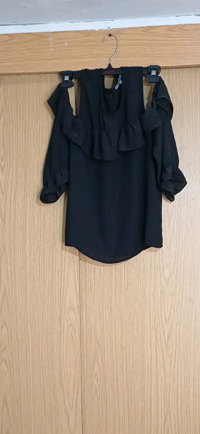 Blusa negra con volantes Basement - miniatura 1