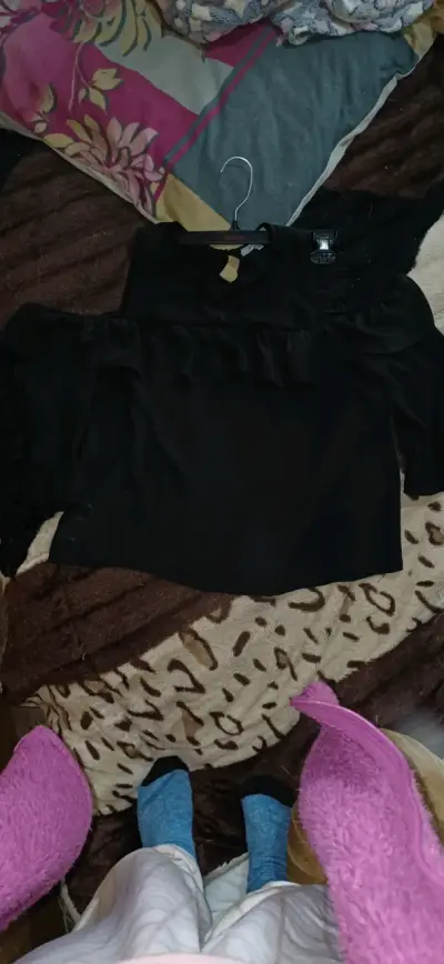Blusa negra con volantes Basement - miniatura 2