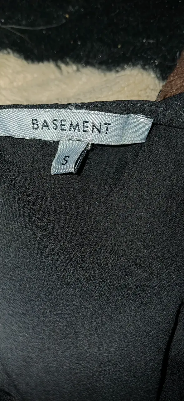 Blusa negra con volantes Basement - 3