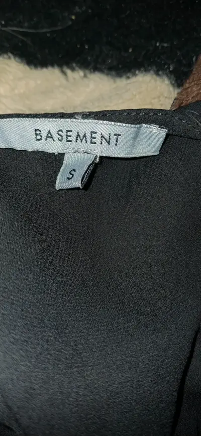 Blusa negra con volantes Basement - miniatura 3