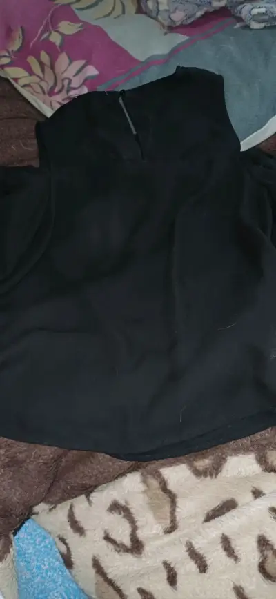 Blusa negra con volantes Basement - miniatura 6