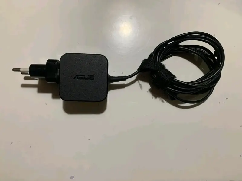 Cargador y Notebook ASUS L210MA en buen estado - 1