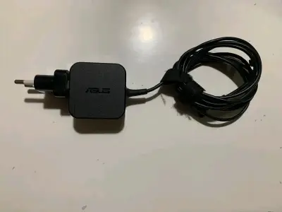Cargador y Notebook ASUS L210MA en buen estado - miniatura 1