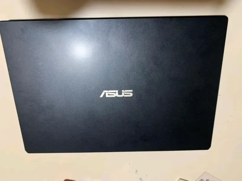 Cargador y Notebook ASUS L210MA en buen estado - 2