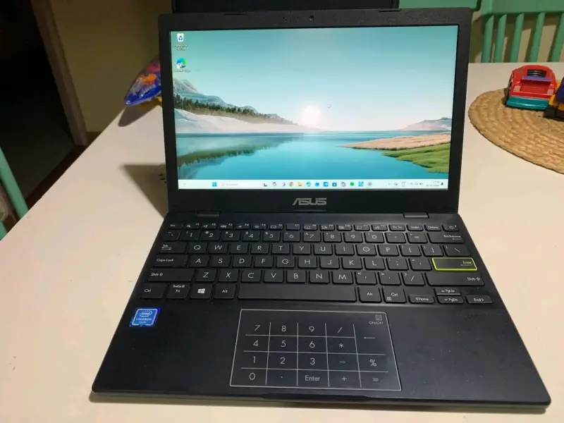 Cargador y Notebook ASUS L210MA en buen estado - 6