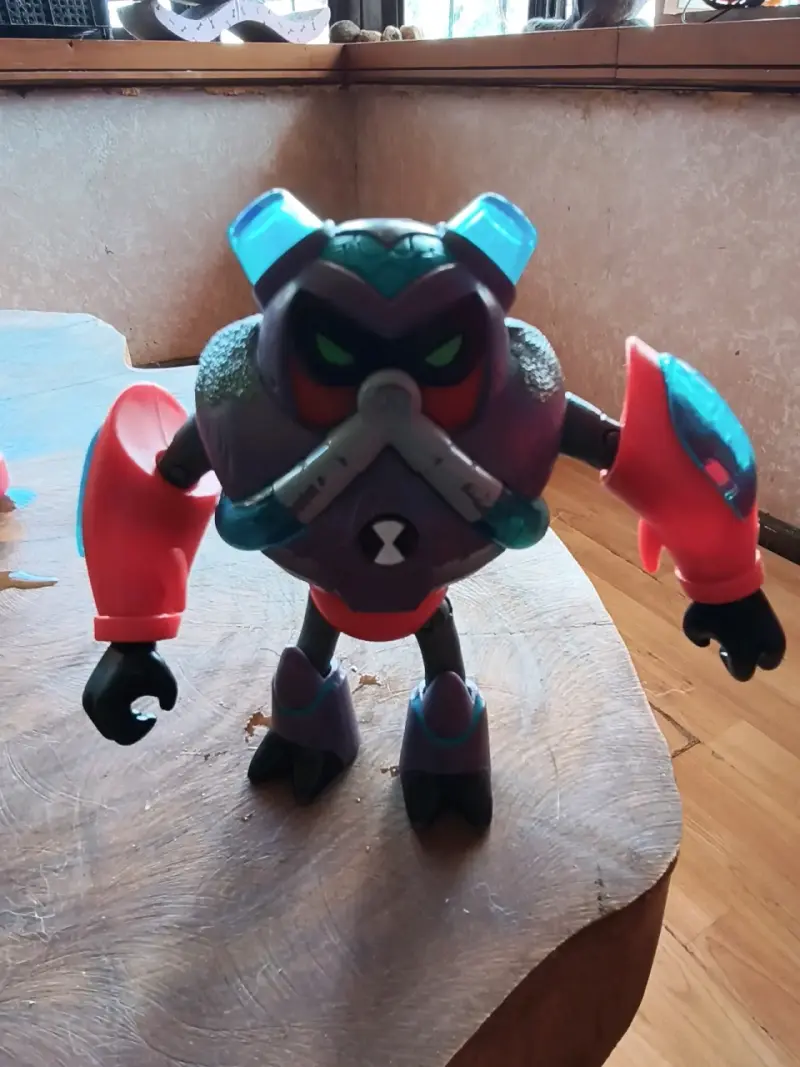 Figura de acción Ben 10 con brazos articulados - 1