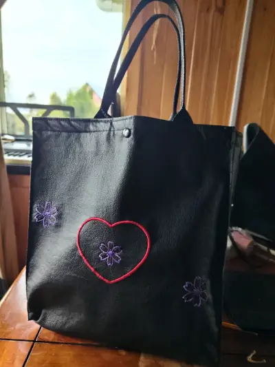 Bolso tote negro con bordado de corazón - miniatura 1