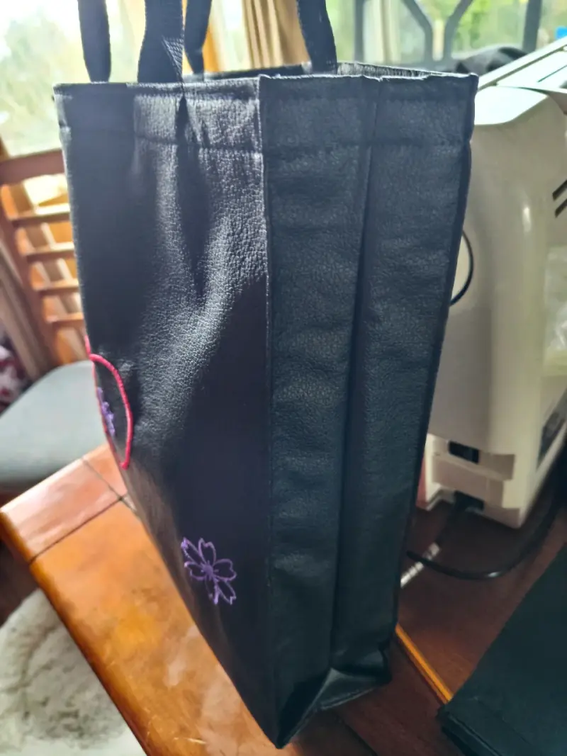 Bolso tote negro con bordado de corazón - 2