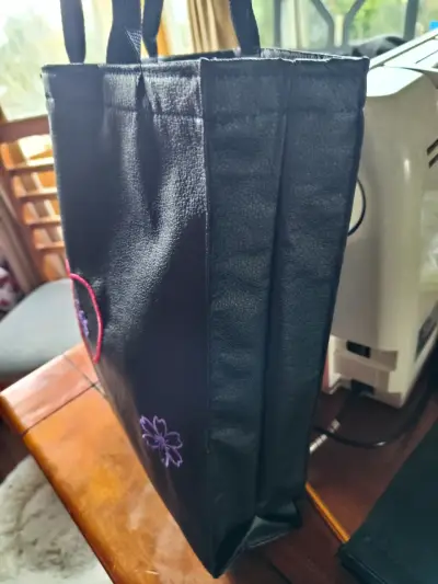 Bolso tote negro con bordado de corazón - miniatura 2