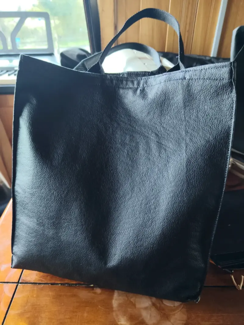 Bolso tote negro con bordado de corazón - 3