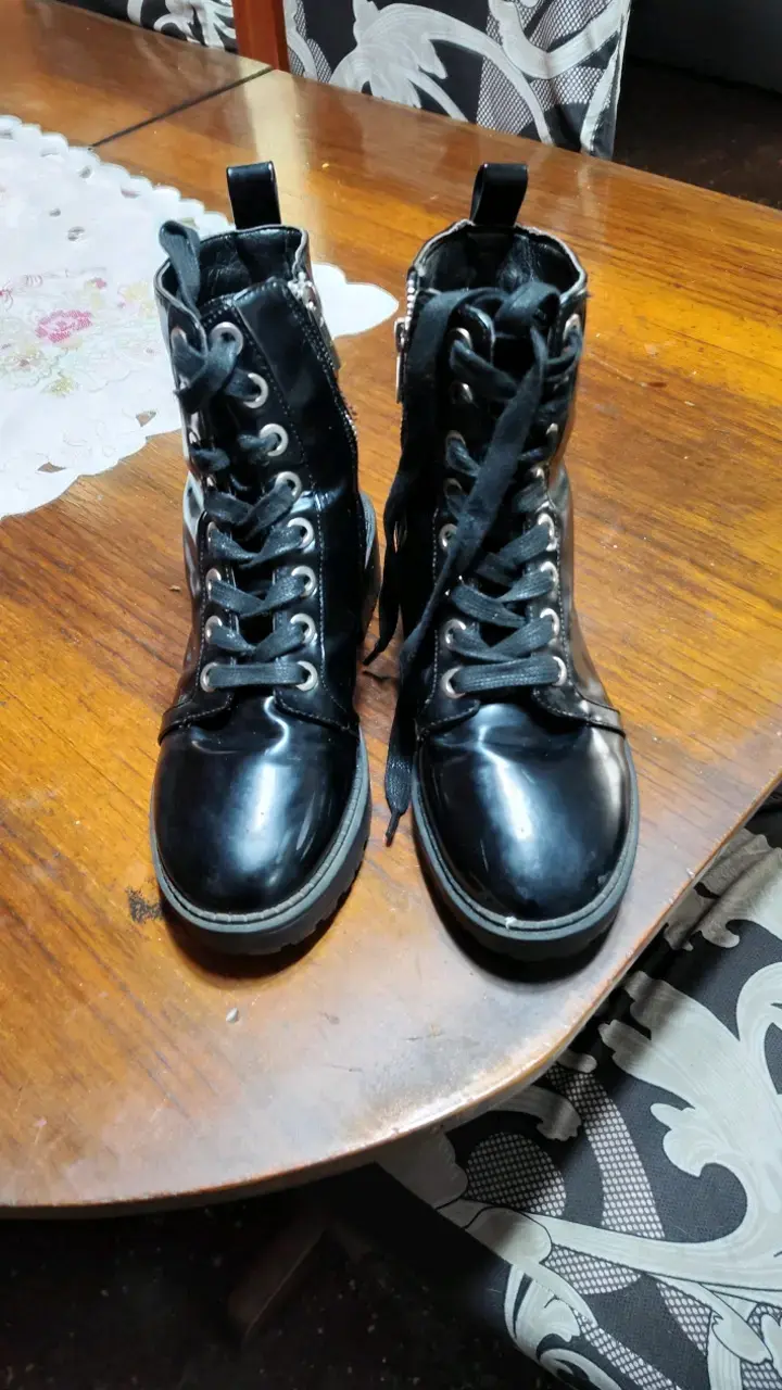 Botas negras de cuero con cordones