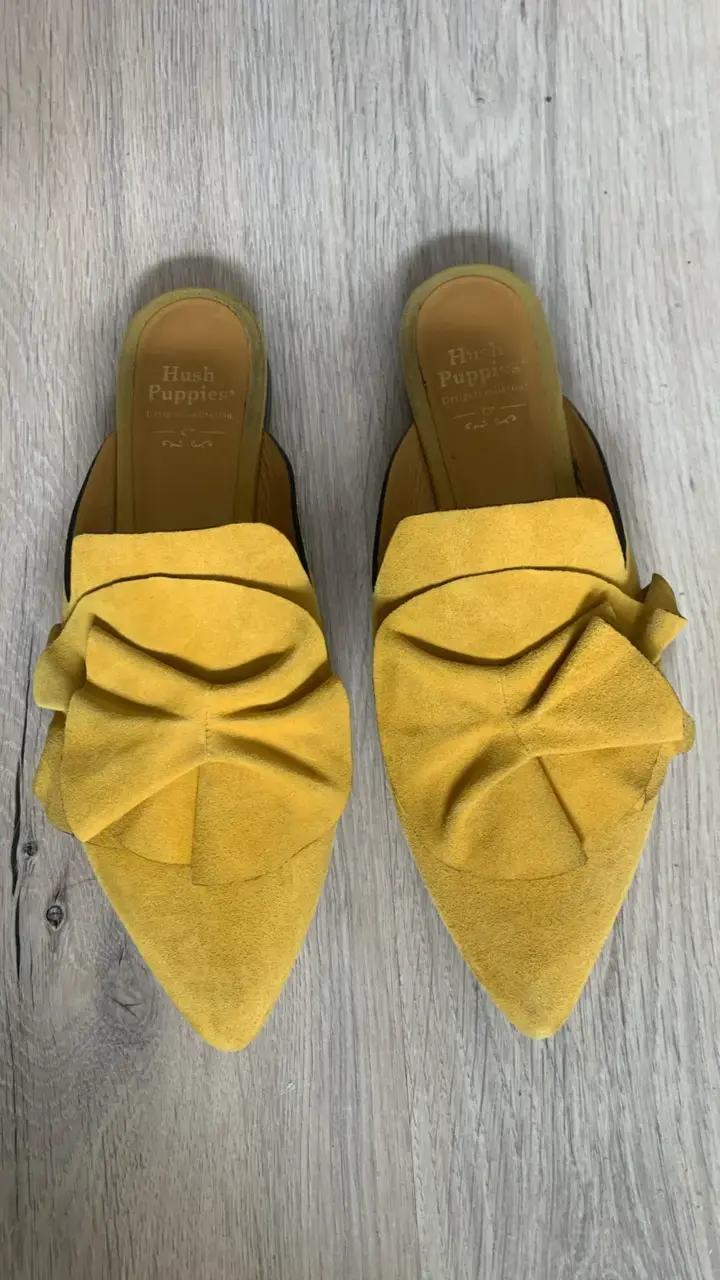 Mules amarillos de gamuza Hush Puppies