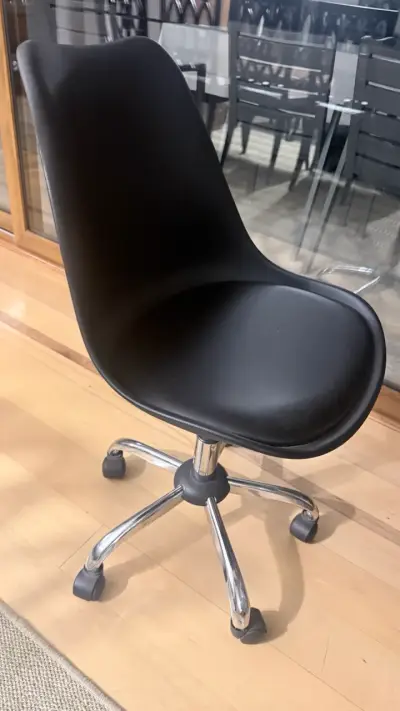 Silla de Oficina Negra con Ruedas - miniatura 1
