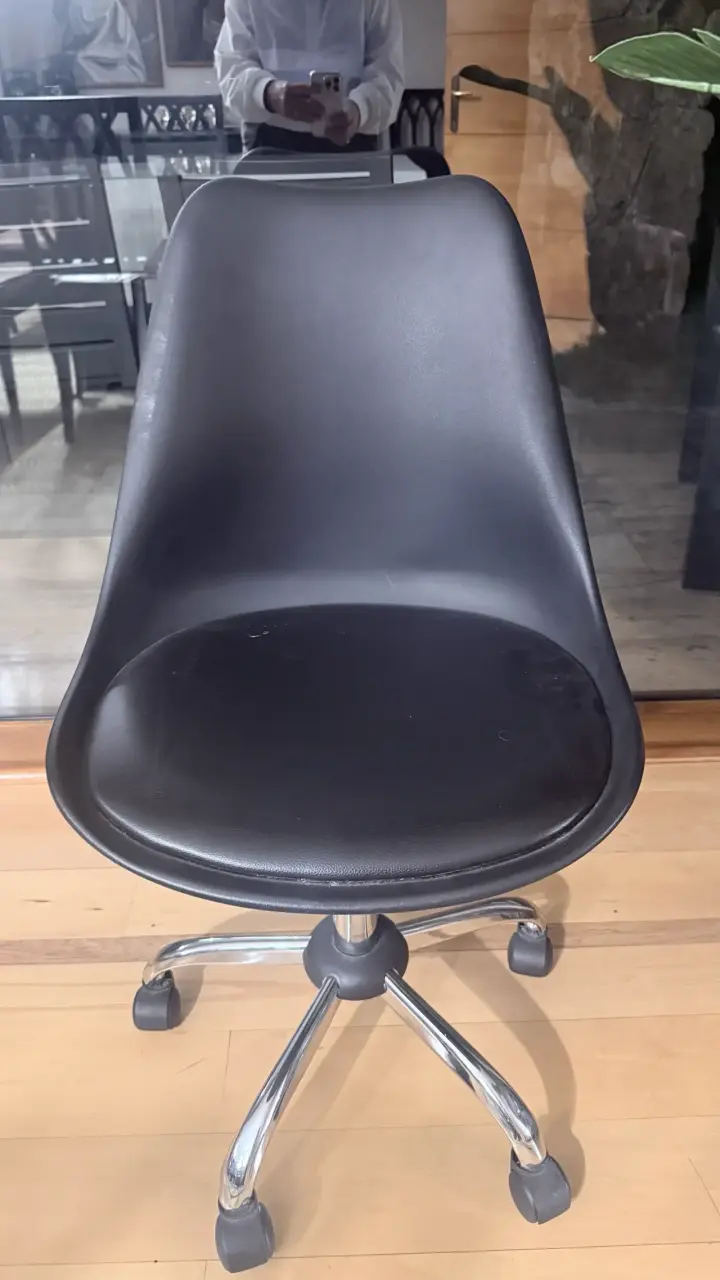 Silla de Oficina Negra con Ruedas - 3