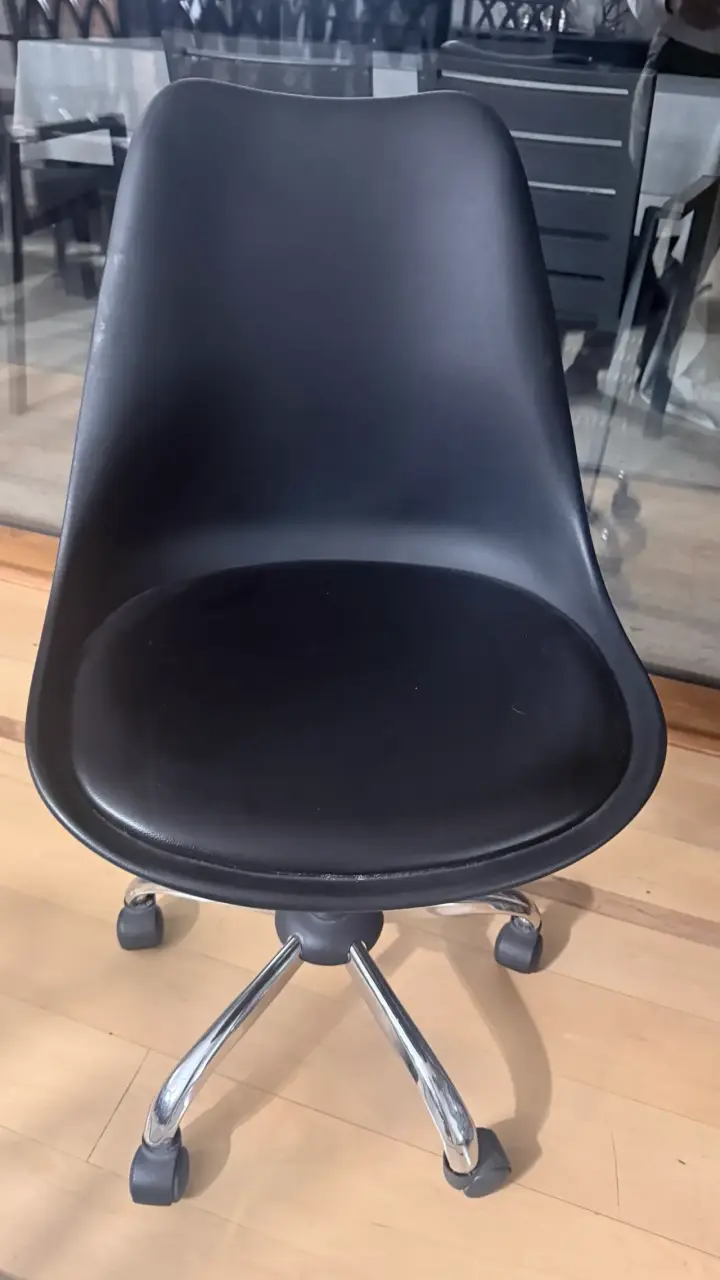 Silla de Oficina Negra con Ruedas - 4